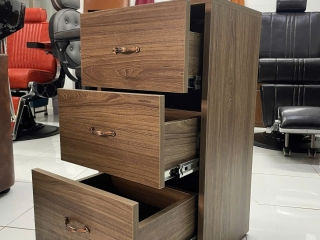Tủ 3 hộc nhỏ cho barbershop: bố trí và lưu trữ