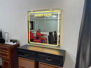 Gương barber LED ba màu: kiểm tra ánh sáng tại tiệm