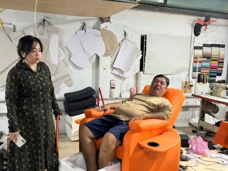 Đến xưởng thử ghế massage điện: checklist cho chủ spa