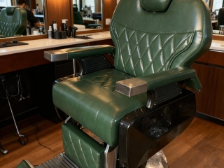 Ghế barber BA-08 màu xanh rêu: phối tiệm và thử ghế