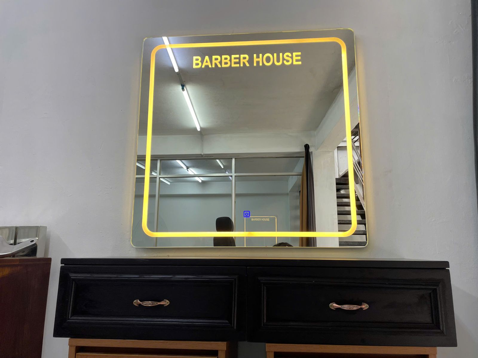 Gương barber LED ba màu: kiểm tra ánh sáng tại tiệm - hình 2
