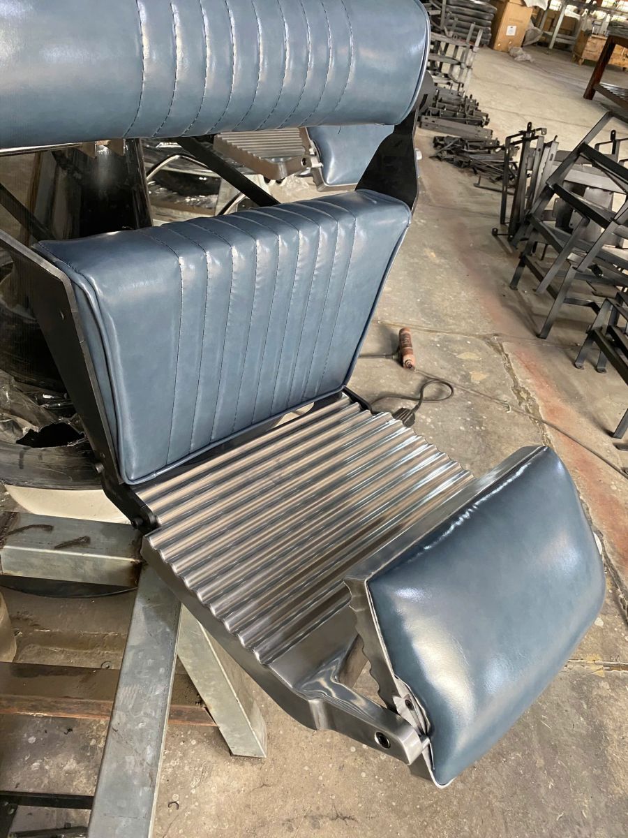 BA-13 màu xám: phối ghế barber với nền tiệm - hình 2