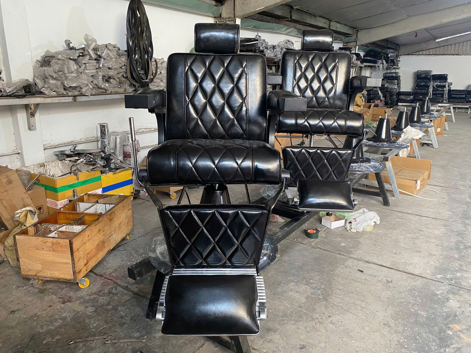 Xưởng làm ghế barber BA-13 tay chữ C: kiểm đúng mẫu - hình 2