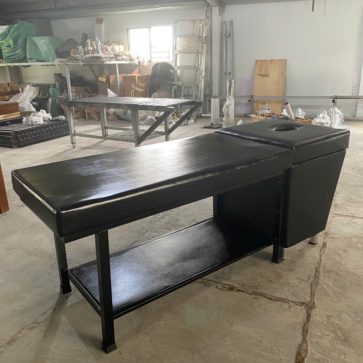 Xưởng sản xuất giường gội đầu: từ khung đến lắp chậu - hình 2