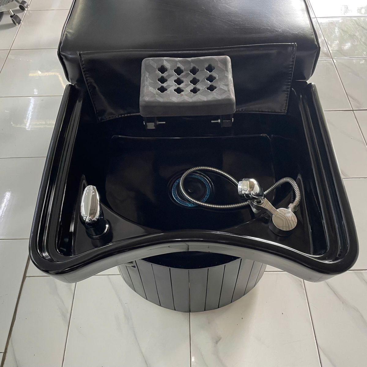 Giường gội đầu bọc simili: cách kiểm tra bề mặt - hình 1