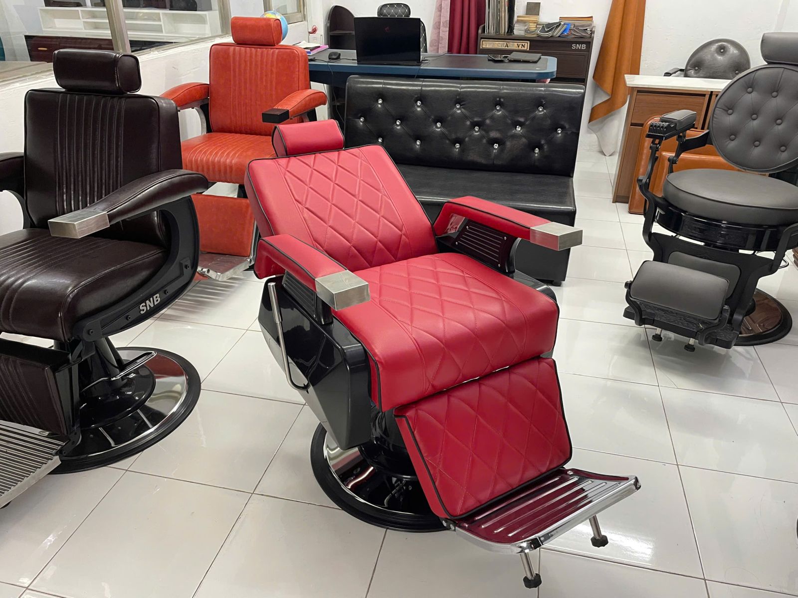 Ghế cắt tóc nam màu đỏ: phối với nhận diện barbershop - ảnh 1 tại SNB