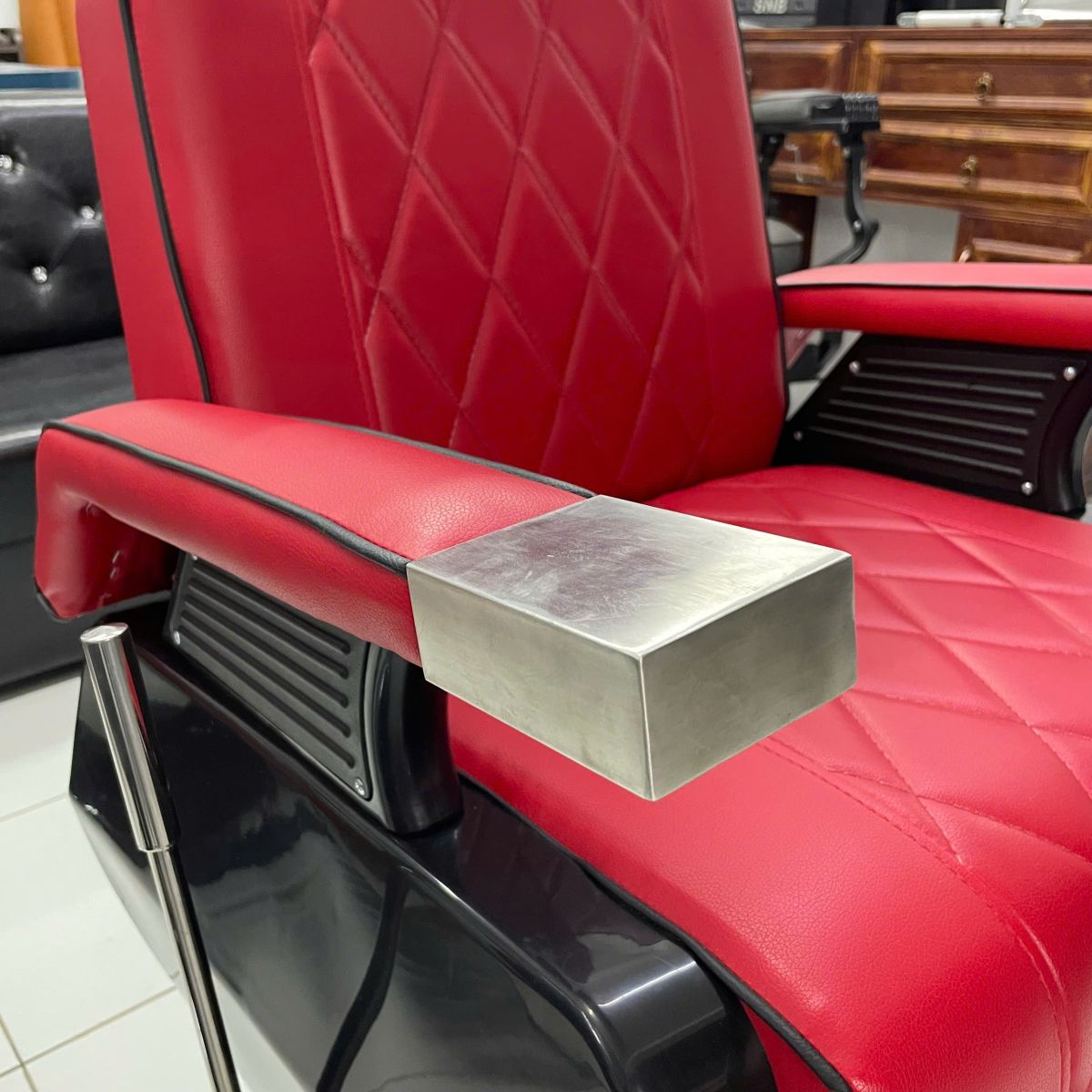 Ghế cắt tóc nam màu đỏ: phối với nhận diện barbershop - ảnh 2 tại SNB