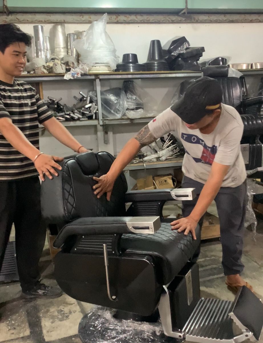 Thợ SNB kiểm tra từng chi tiết ghế barber sau lắp ráp tại xưởng