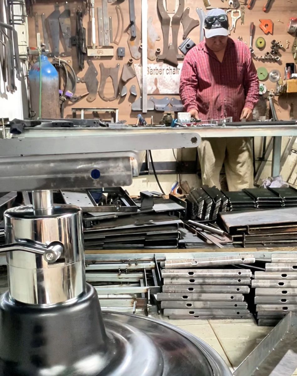 Khu gia công cơ khí và linh kiện ghế tại xưởng SNB Furniture