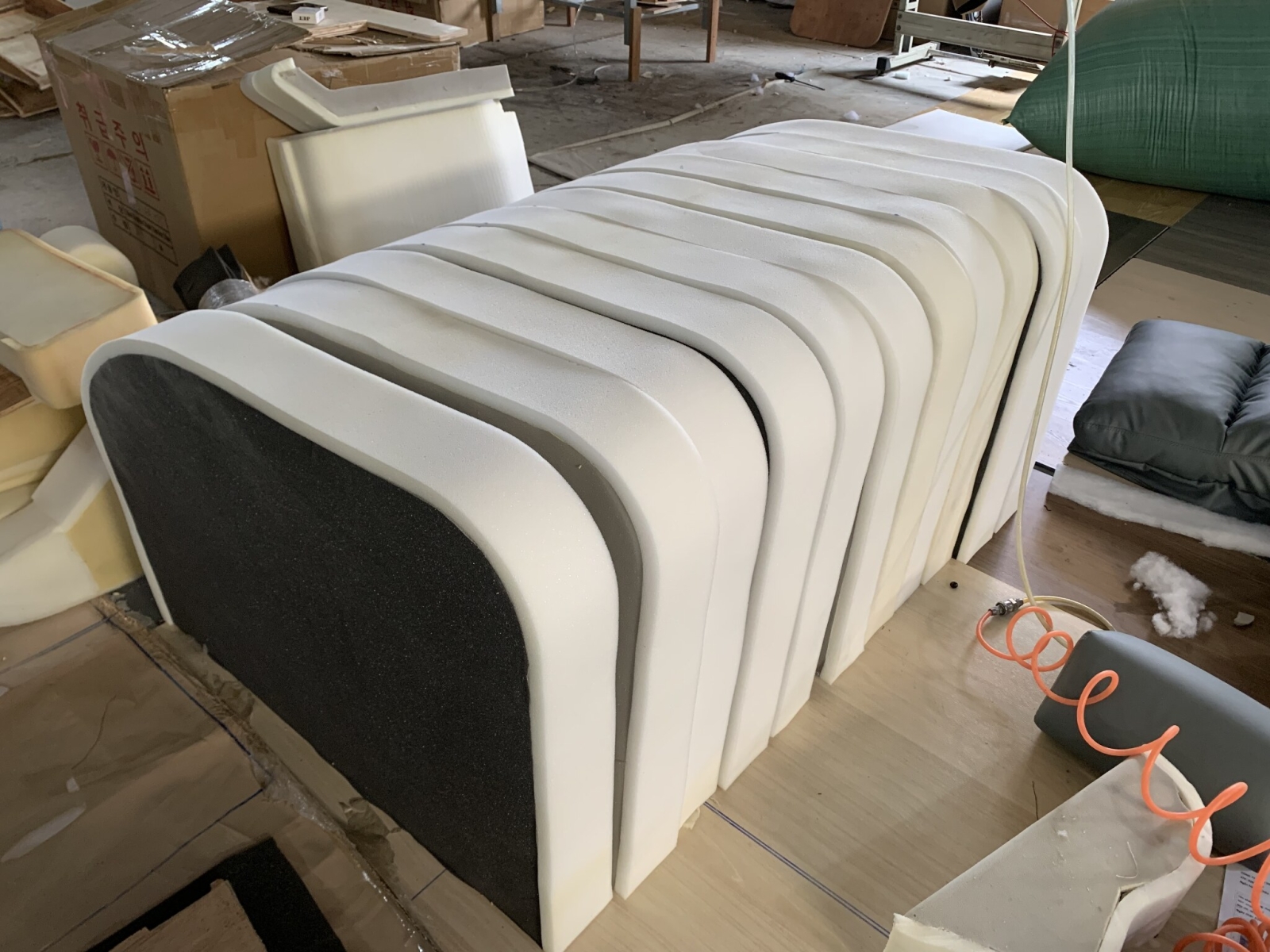 Tạo phom nệm ghế tại xưởng SNB Furniture